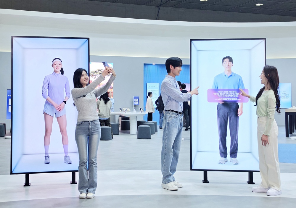 '2026 월드IT쇼' 삼성전자관에서 관람객들이 무안경 3D 디스플레이 '스페이셜 사이니지'를 체험하는 모습.
