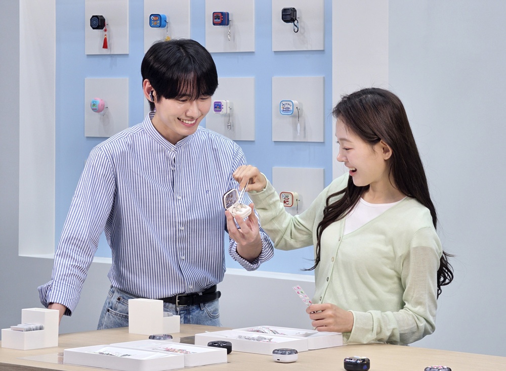 '2026 월드IT쇼' 삼성전자관에서 관람객들이 '갤럭시 버즈4 시리즈'를 다양한 스티커를 활용해 꾸미는 모습.