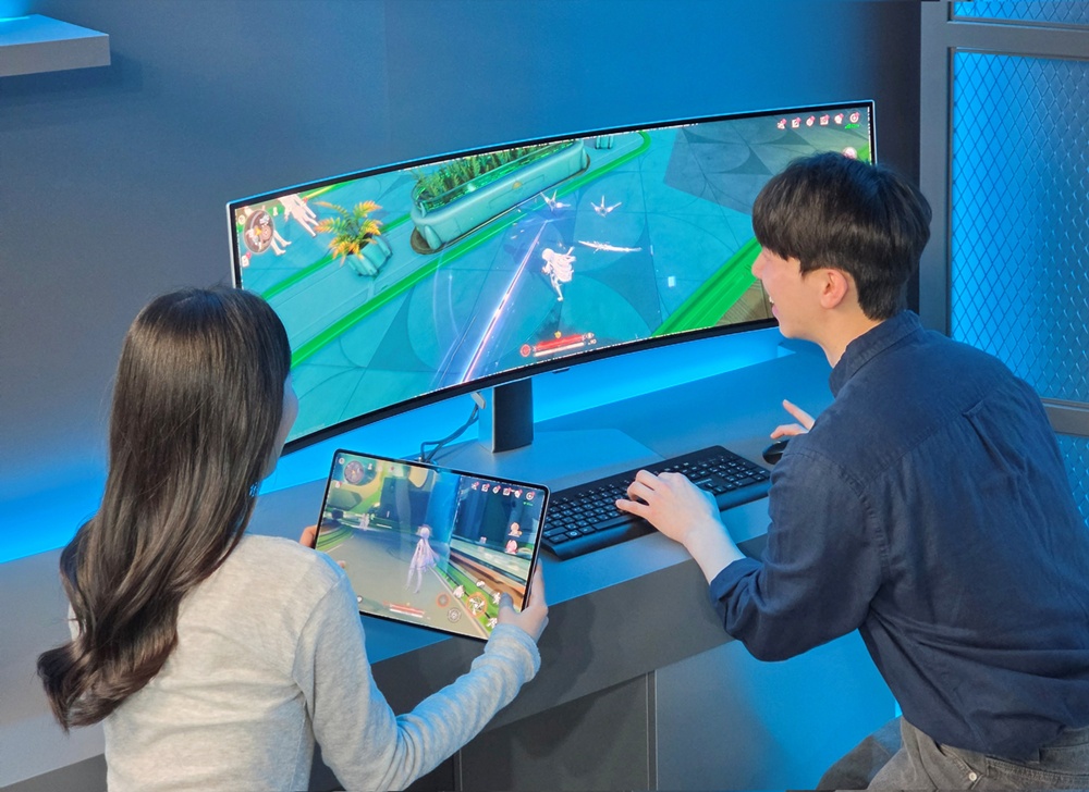 '2026 월드IT쇼' 삼성전자관에서 관람객들이 다양한 기기로 게임을 즐기는 모습.