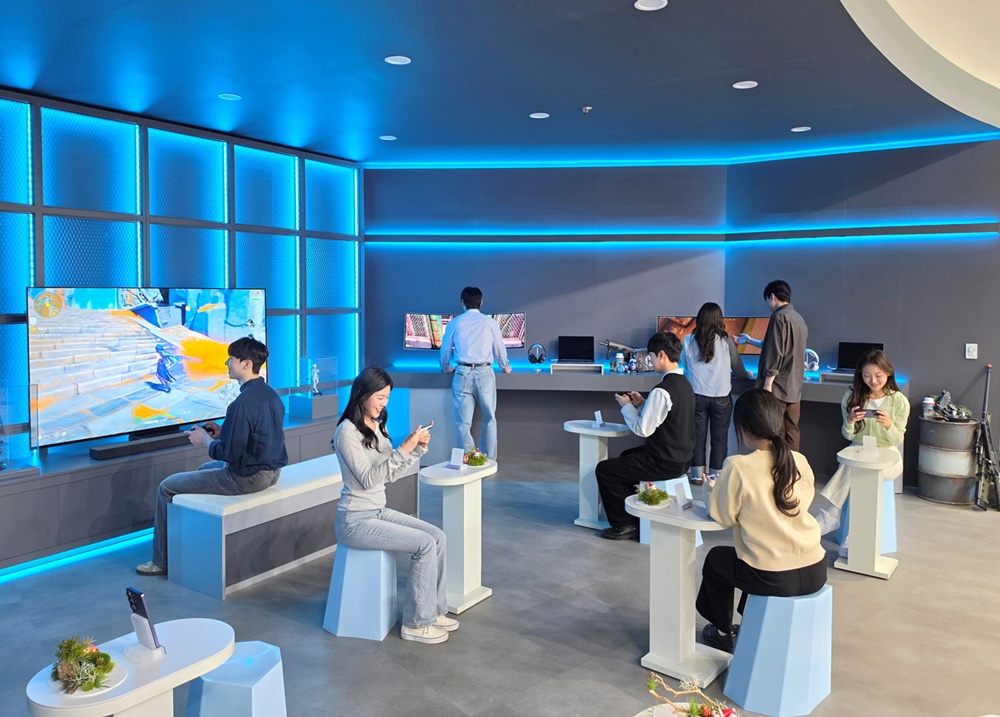 '2026 월드IT쇼' 삼성전자관에서 관람객들이 다양한 기기로 게임을 즐기는 모습.