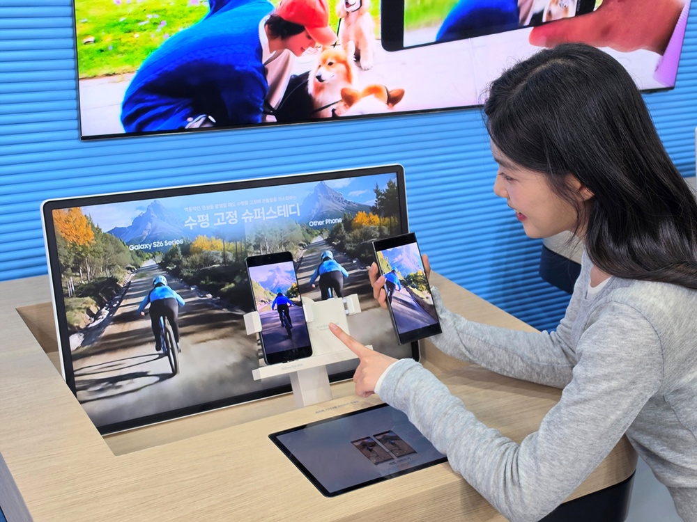 '2026 월드IT쇼' 삼성전자관에서 관람객이 '갤럭시 S26 울트라'의 '수평 고정 슈퍼스테디' 기능과 '2억 화소 카메라'를 체험하는 모습.