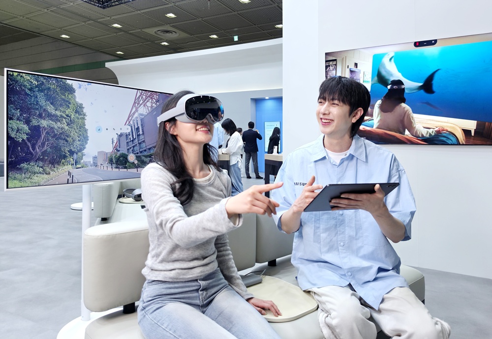 '2026 월드IT쇼' 삼성전자관에서 관람객이 '갤럭시 XR'을 체험하는 모습.