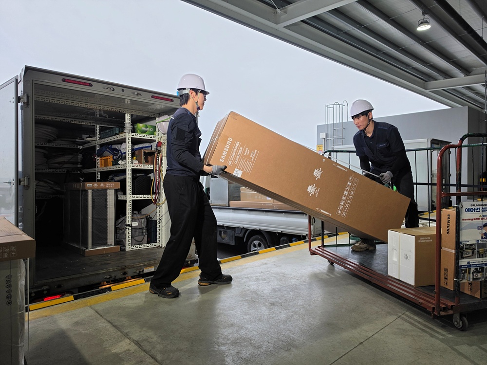 삼성전자 에어컨 설치 전담팀이 에어컨 설치 서비스를 제공하고 있다.