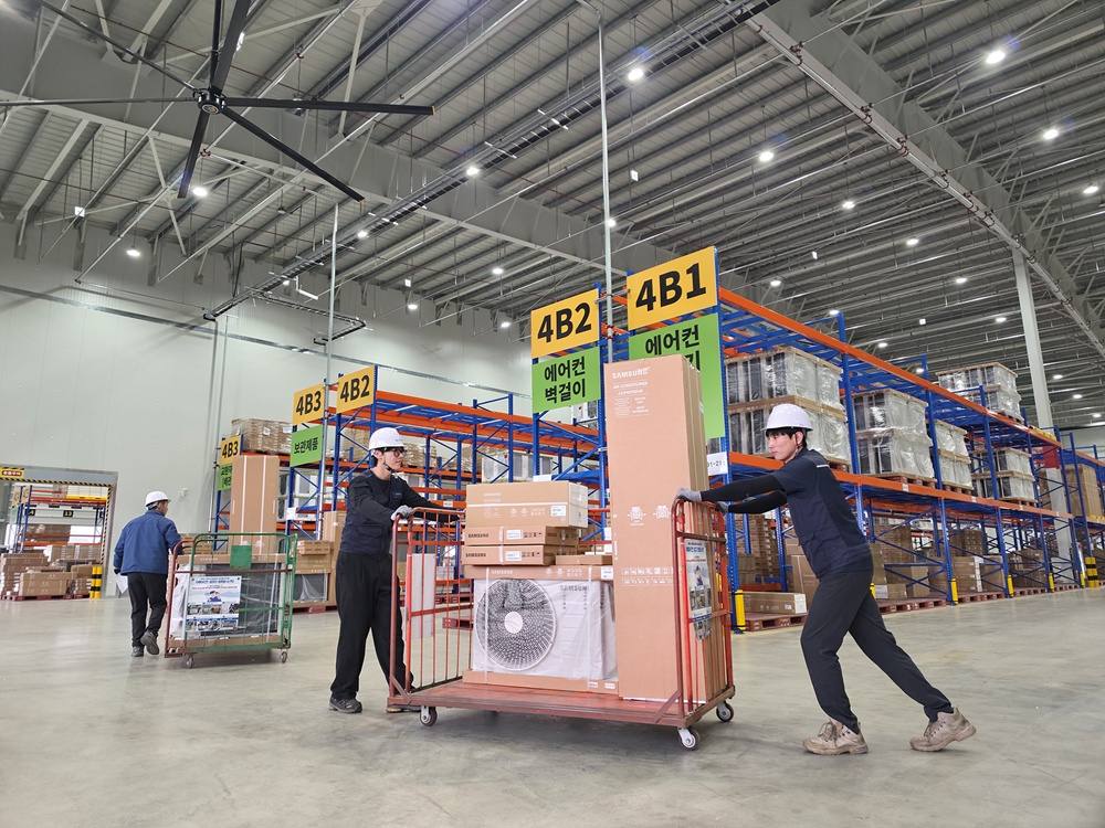 삼성전자 에어컨 설치 전담팀이 에어컨 설치 서비스를 제공하고 있다.