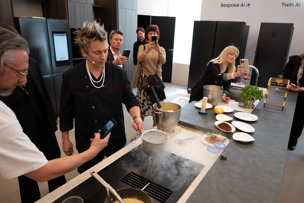 이탈리아 밀라노에서 열린 삼성전자 가전 기술 세미나에서 '후드 일체형 인덕션' 신제품을 체험하고 있다. 
