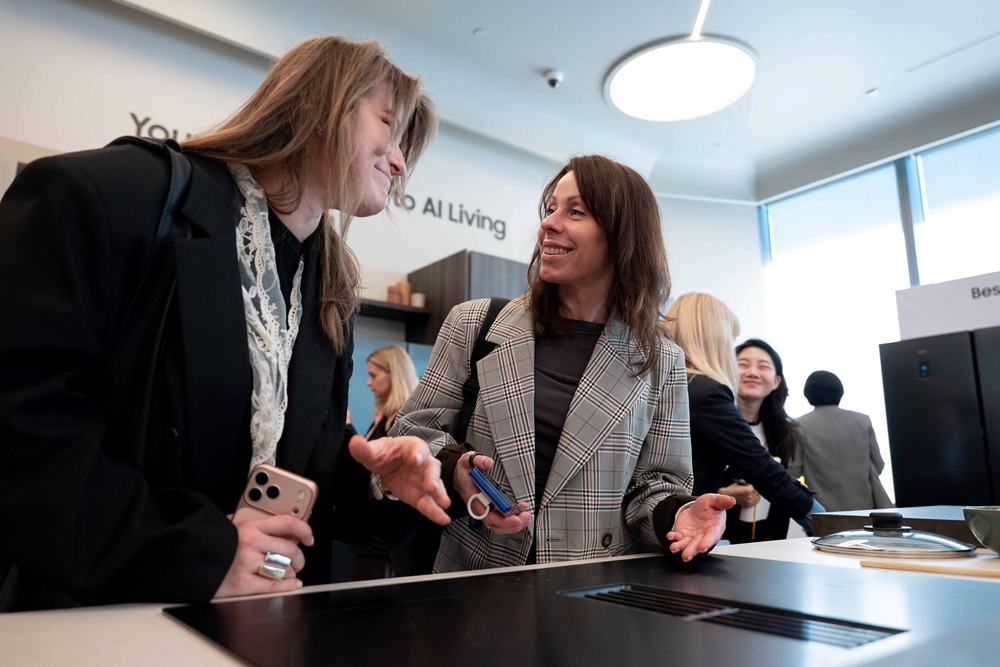 21일 이탈리아 밀라노에서 열린 삼성전자 가전 기술 세미나에서 참석자들이 '후드 일체형 인덕션' 신제품을 체험하고 있는 모습.
