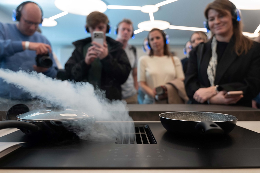 21일 이탈리아 밀라노에서 열린 삼성전자 가전 기술 세미나 '더 브리프 밀란'에서 참석자들이 '후드 일체형 인덕션' 신제품을 체험하고 있다. 