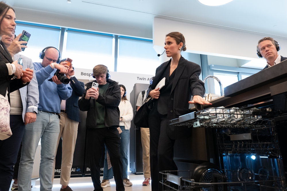 21일(현지 시간) 이탈리아 밀라노에서 열린 삼성전자 가전 기술 세미나 '더 브리프 밀란'에서 참석자들이 '비스포크 AI 식기세척기'를 체험하고 있다. 