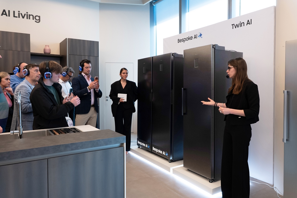 21일(현지 시간) 이탈리아 밀라노에서 열린 삼성전자 가전 기술 세미나 '더 브리프 밀란'에서 참석자들이 '비스포크 AI 냉장고 1도어' 냉장고를 살펴보고 있다. 