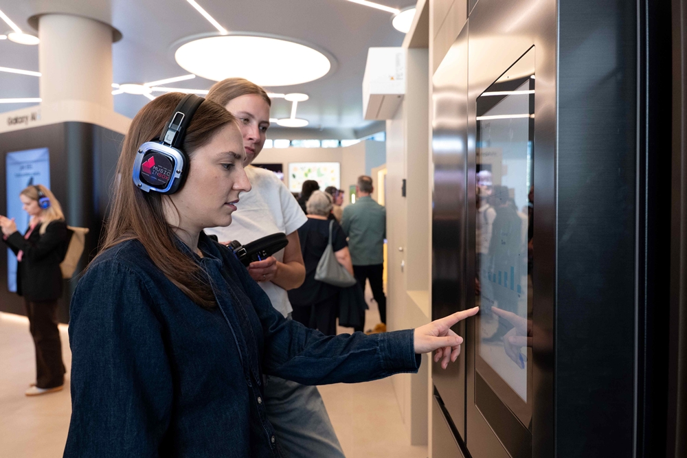 21일(현지 시간) 이탈리아 밀라노에서 열린 삼성전자 가전 기술 세미나 '더 브리프 밀란'에서 참석자들이 '비스포크 AI 패밀리허브' 냉장고를 체험하고 있다.  