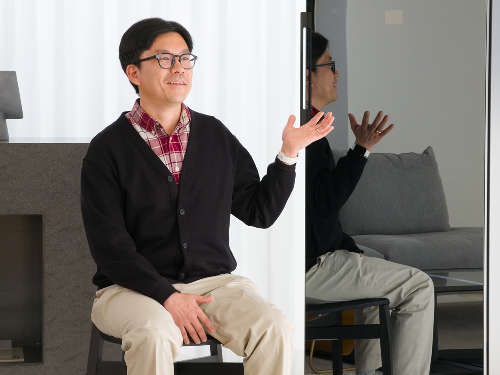 박기선 프로가 바람과 스팀으로 의류 주름을 제거해 별도의 다림질이 필요 없는 비스포크 AI 에어드레서의 원리를 설명하고 있다.