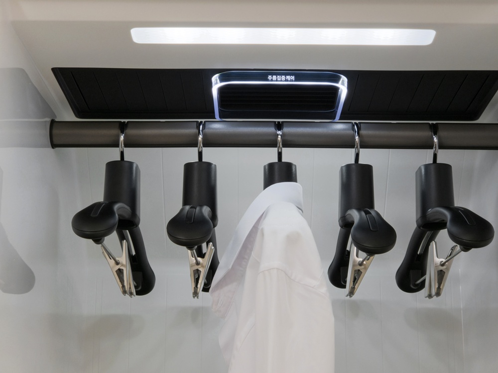 집중케어 존은 중앙 집중 토출 구조를 통해 기존 대비 2배 강력한 바람과 스팀으로 옷감의 주름을 말끔히 펴준다.