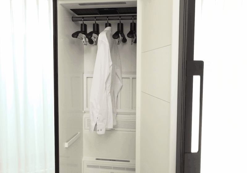 비스포크 AI 에어드레서에 옷을 걸어두기만 하면 강력한 바람으로 주름을 자동 제거한다.