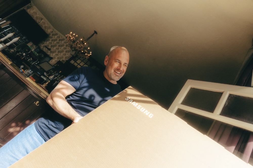 삼성전자가 전 잉글랜드 국가대표 조 콜(Joe Cole)과 협력하여 영국 지역 펍(Pub)의 시청 환경을 개선하는 ‘레이즈 더 바(Raise the Bar)’ 캠페인을 전개한다. 