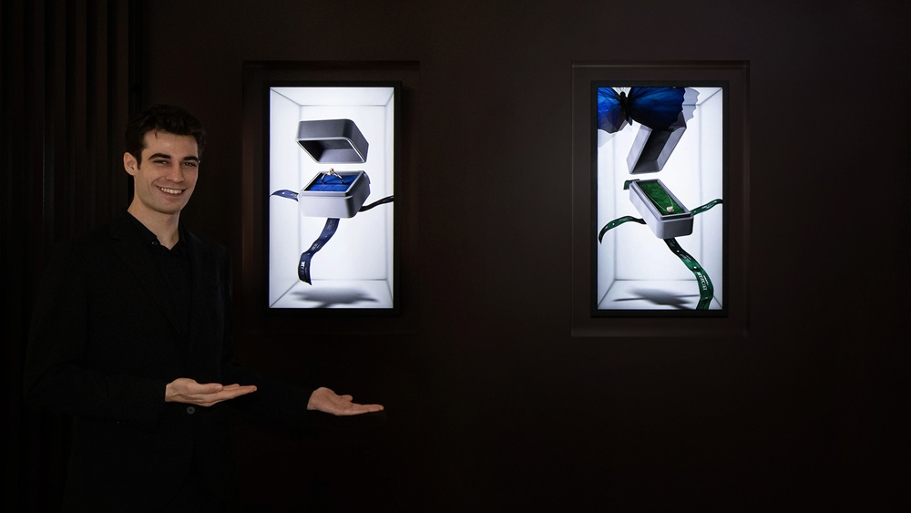 삼성전자 모델이 무안경 3D 디스플레이 32형 '스페이셜 사이니지' 신제품을 소개하고 있다.