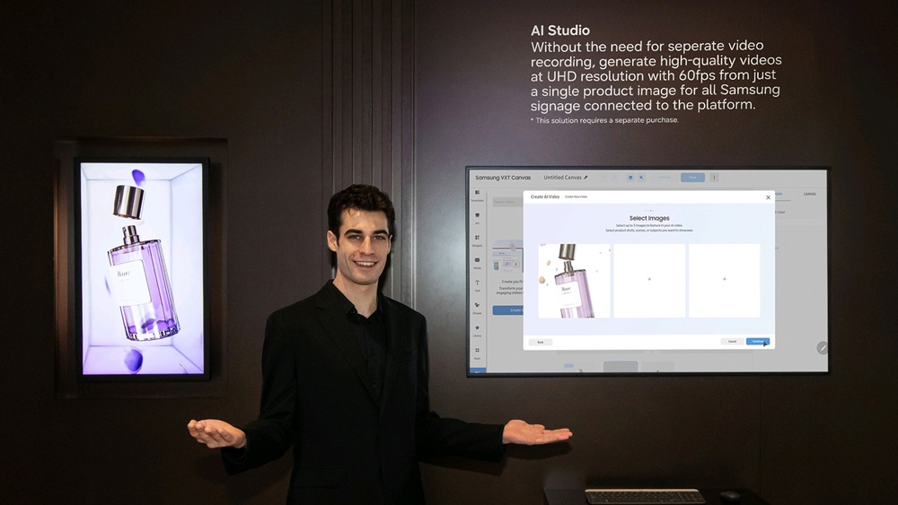 삼성전자 모델 무안경 3D 디스플레이 32형 '스페이셜 사이니지' 신제품과 VXT 솔루션을 소개하고 있다.