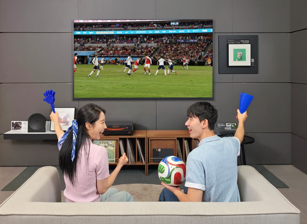 삼성전자 모델이 'AI 축구 모드'가 적용된 2026년형 '더 프레임 프로' TV로 축구 경기를 시청하고 있다. 