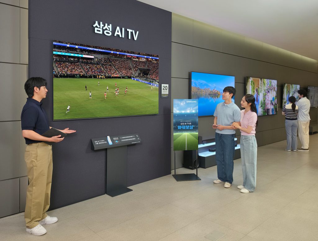 삼성전자 모델이 'AI 축구 모드'가 적용된 2026년형 '마이크로 RGB' TV를 체험하고 있다.