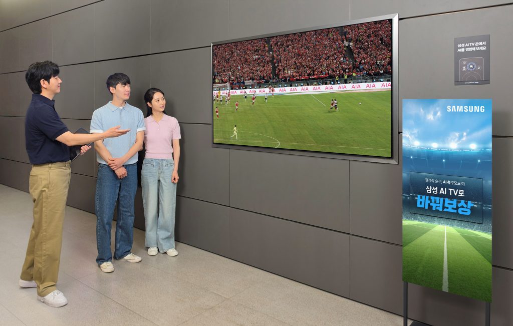 삼성전자 모델이 'AI 축구 모드'가 적용된 2026년형 'OLED' TV를 체험하고 있다.