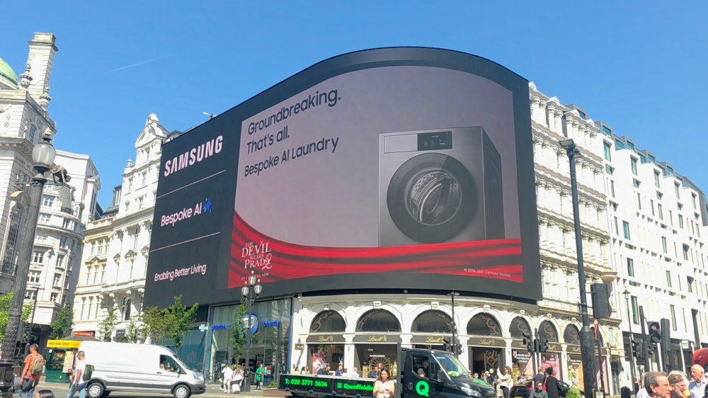 삼성전자가 영국 런던의 피카딜리(Piccadilly) 광장에서 진행하는 '비스포크 AI 콤보' 옥외광고 모습