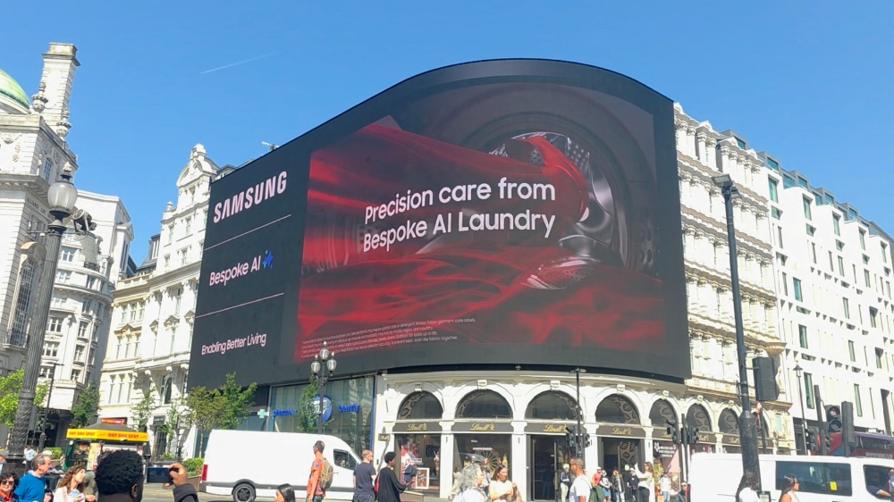 삼성전자가 영국 런던의 피카딜리(Piccadilly) 광장에서 진행하는 '비스포크 AI 콤보' 옥외광고 모습