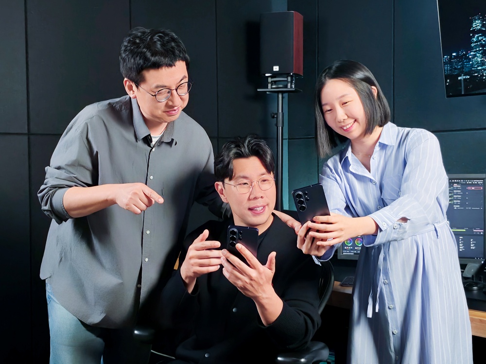 Cine LUT 결과물을 함께 확인하는 모습