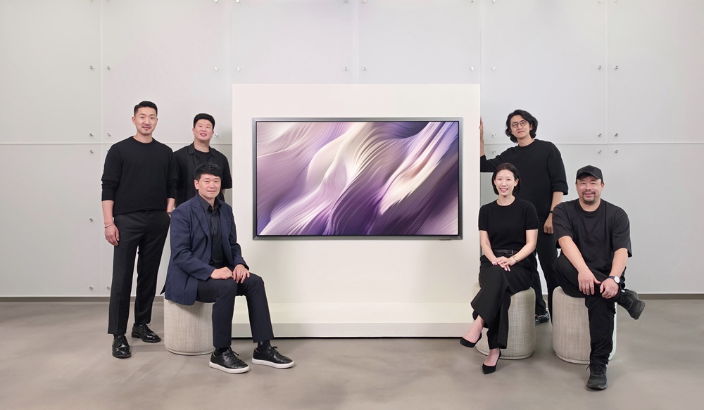 OLED TV ‘S95H’으로 최고상을 수상한 삼성전자 VD사업부의 (왼쪽부터) 김장호 파트장, 나상현 프로, 조철용 팀장, 강민선 프로, 이재능 그룹장, 이용주 프로.