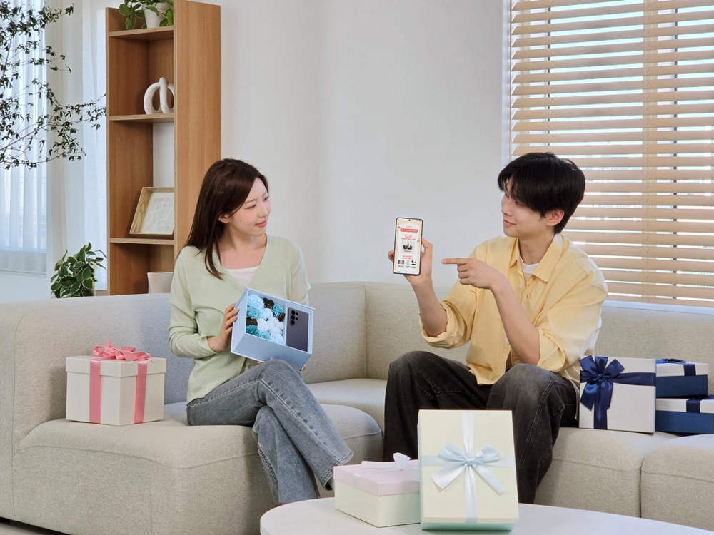 삼성전자 모델이 '갤럭시 S26 패밀리 페스타'의 혜택을 확인하고 있다.