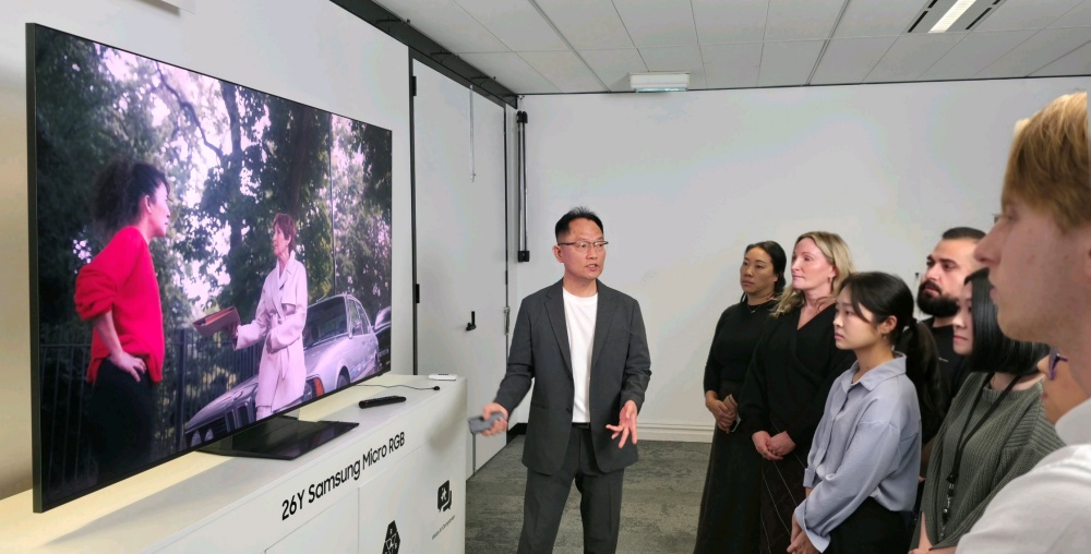 호주 시드니에서 열린 삼성전자 '2026 호주 테크세미나'에서 참석자들이 2026년형 마이크로 RGB를 살펴보고 있다.