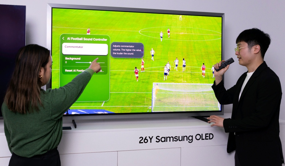 삼성전자 '2026 호주 테크세미나'에서 참석자들이 2026년형 OLED TV를 살펴보고 있다.
