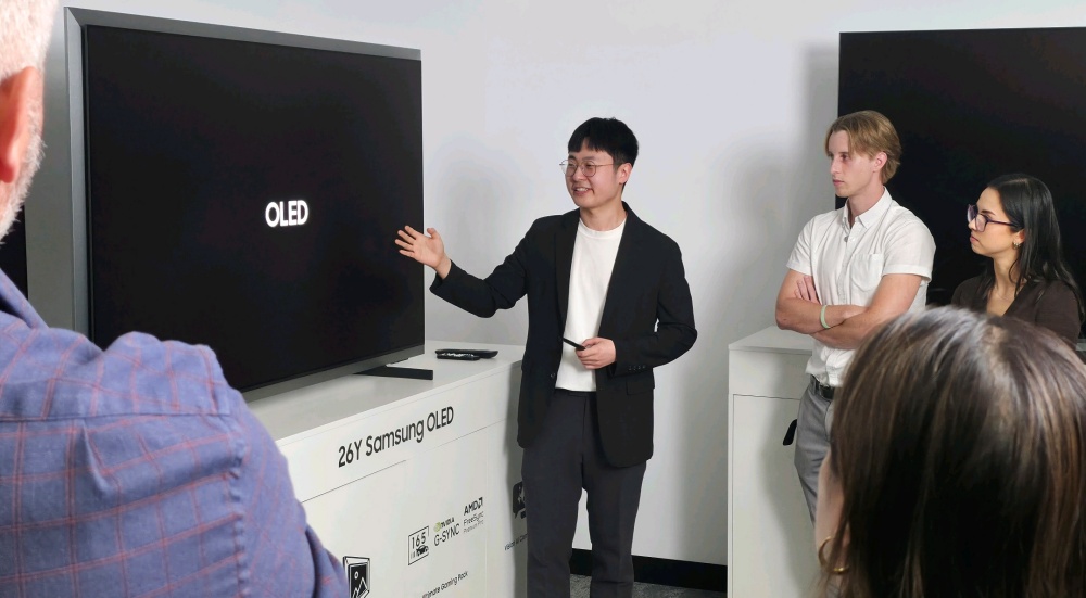호주 시드니에서 열린 삼성전자 '2026 호주 테크세미나'에서 참석자들이 2026년형 OLED TV를 살펴보고 있다.