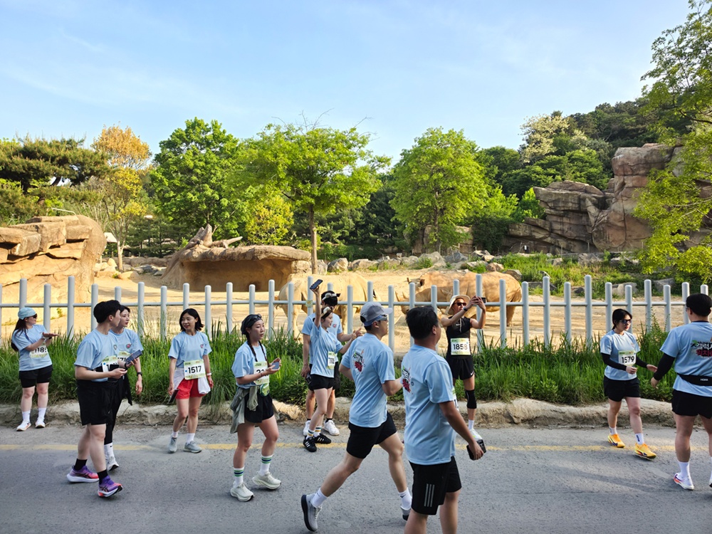 '갤럭시 워치런 @사파리' 참가자들이 동물과 함께 사진을 촬영하며 러닝을 즐기는 모습.
