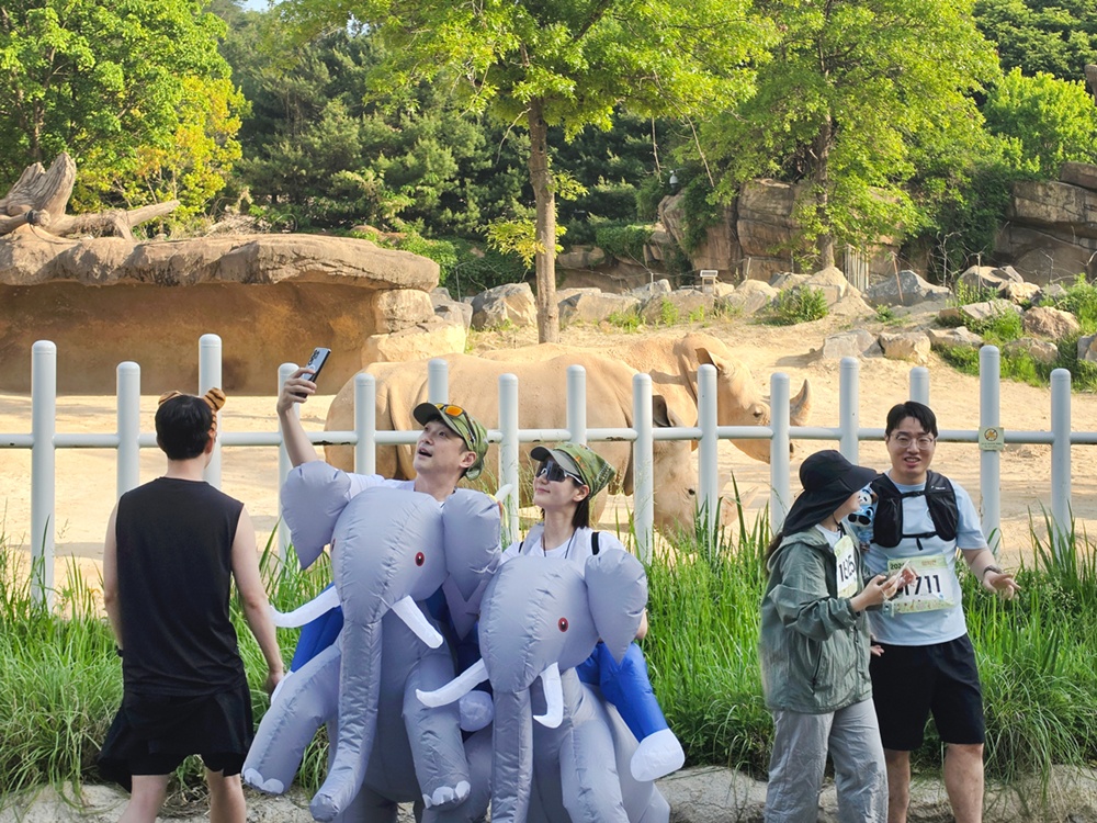 '갤럭시 워치런 @사파리' 참가자들이 동물과 함께 사진을 촬영하며 러닝을 즐기는 모습.
