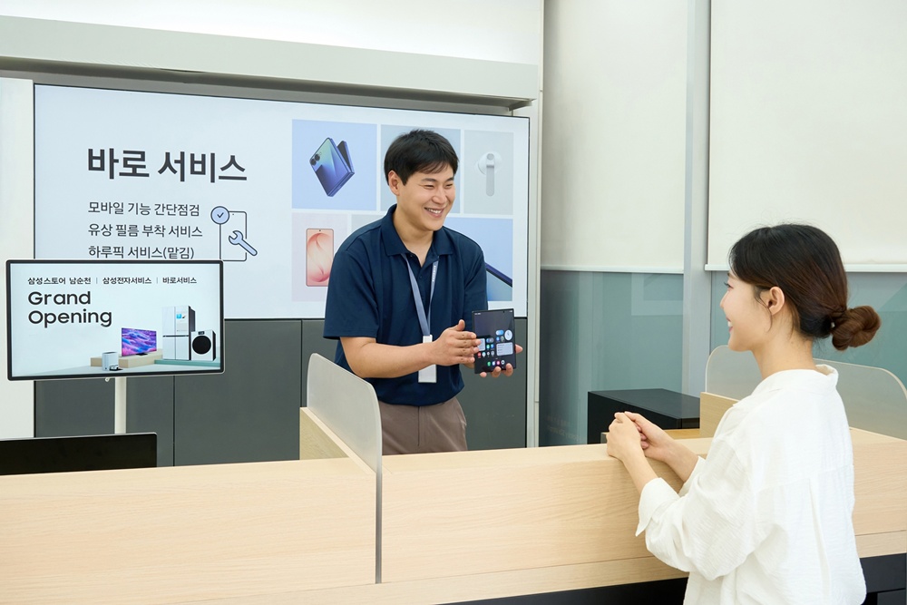 삼성전자서비스 엔지니어가 바로 서비스 매장에 방문한 고객을 응대하는 모습.
