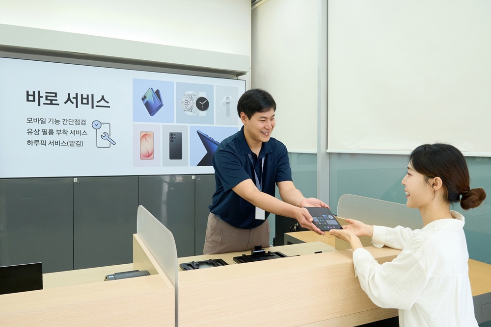 삼성전자서비스 엔지니어가 바로 서비스 매장에 방문한 고객을 응대하는 모습.