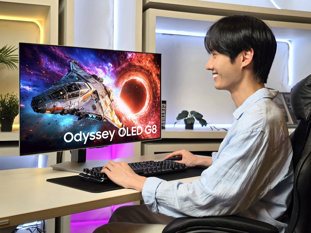 삼성전자 모델이 최대 240Hz 주사율을 지원하는 4K OLED 모델 '오디세이 OLED G8(G80SH)'을 체험하고 있다.
