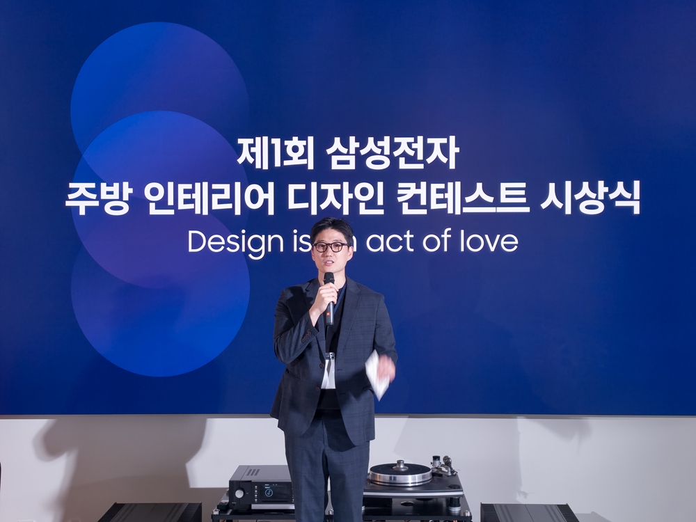 수상 소감을 발표하고 있는 신세계까사 동백산 디자이너.