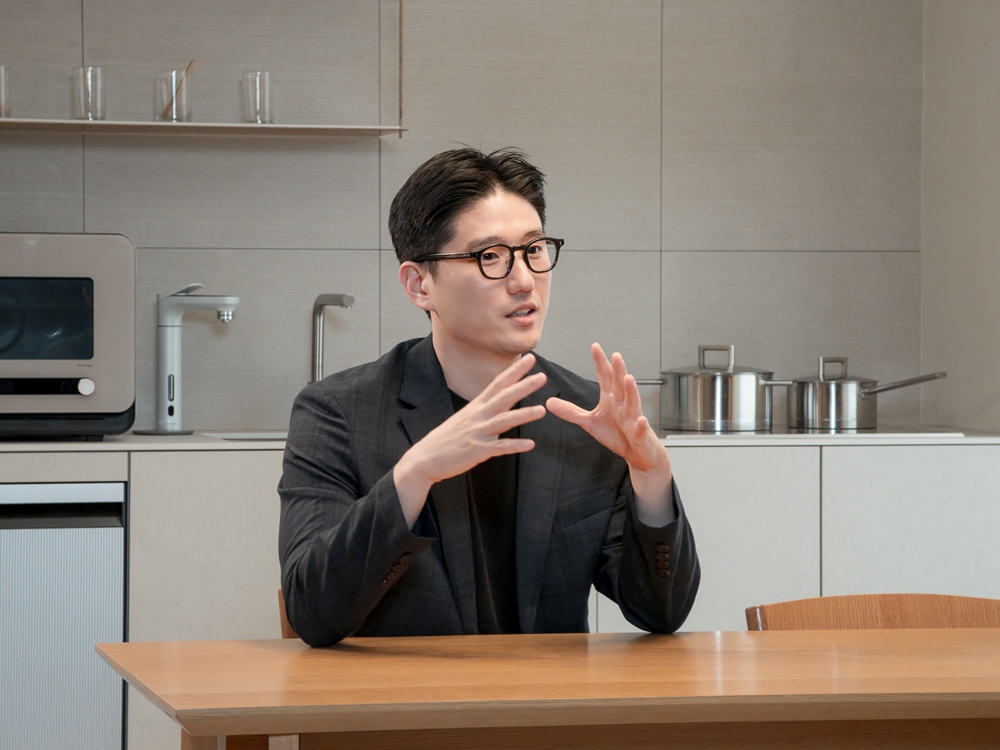 동백산 디자이너의 수상작은 우드와 크림 톤의 조화 속에 가구와 빌트인 가전이 매끄러운 수평을 이루며 정제된 공간 분위기를 완성했다.