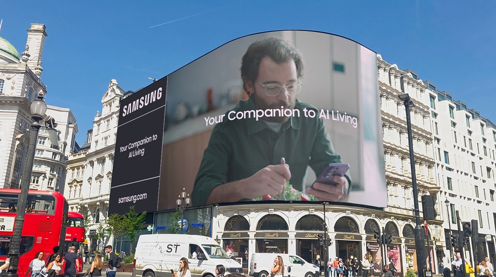 영국 런던 피카딜리 광장(Piccadilly Circus)에서 '당신의 AI 일상 동반자(Your companion to AI Living)'를 주제로 새로운 글로벌 영상 캠페인을 진행하는 삼성전자.