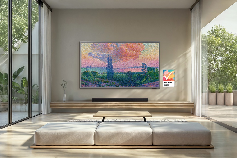 독보적인 색 재현력으로 팬톤 아트풀 컬러 인증을 획득한 삼성 OLED TV S95H. 화면 속 앙리 에드몽 크로스의 ‘분홍 구름(The Pink Cloud)’이 원작 특유의 색채를 생생하게 보여준다.
