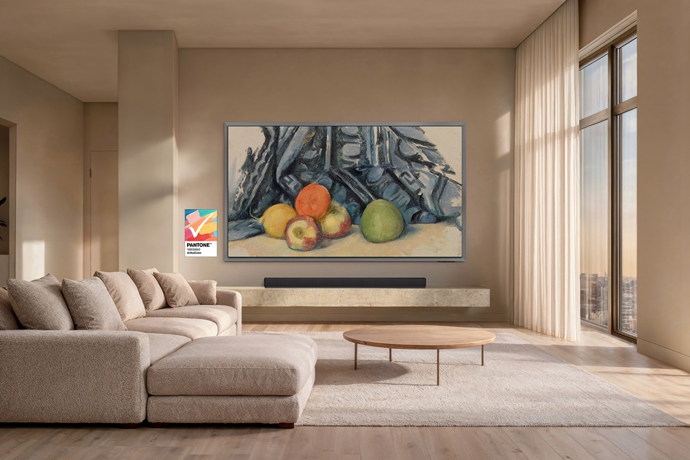 OLED TV S95H의 정교한 화질 기술로 재현된 폴 세잔의 ‘사과와 천(Apples and Cloth)’. 높은 채도와 명암비 덕분에 원작의 미세한 물감 질감과 입체감이 드러난다.