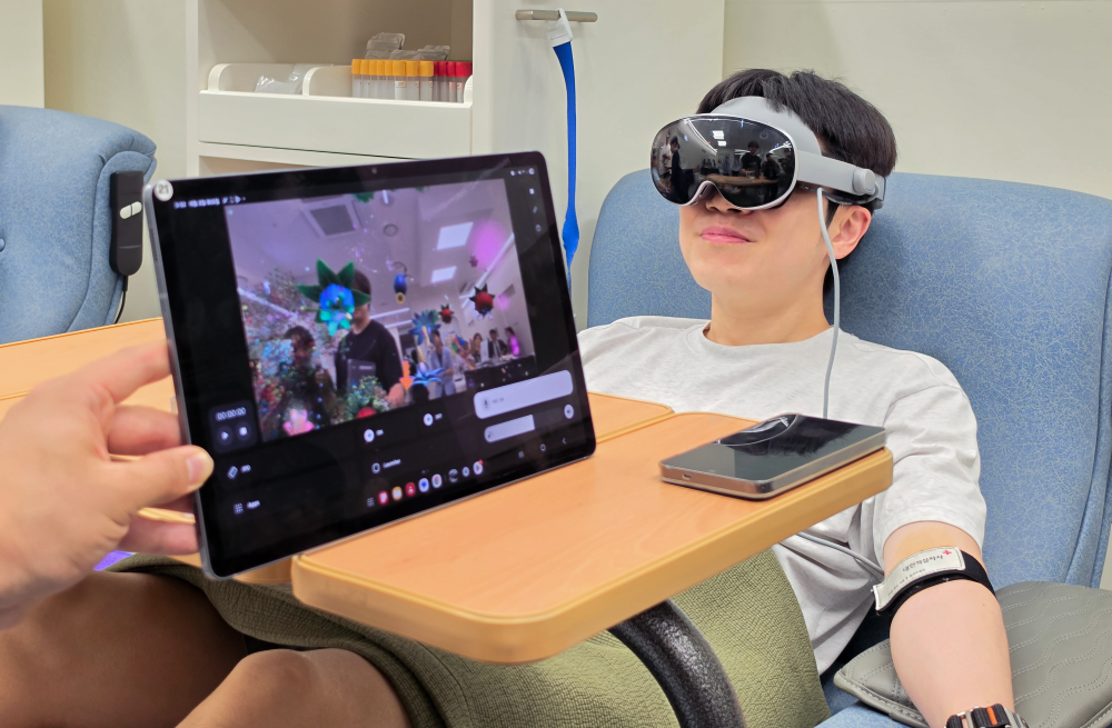 갤럭시 XR을 착용한 상태에서 명상형 인터랙티브 콘텐츠를 체험하고 있는 모습