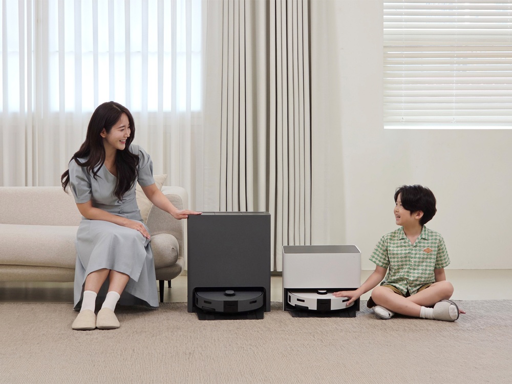 삼성전자 모델이 프리미엄 핵심 기능은 유지하고 실용성을 높인 비스포크 AI 스팀 신제품을 소개하고 있다.
