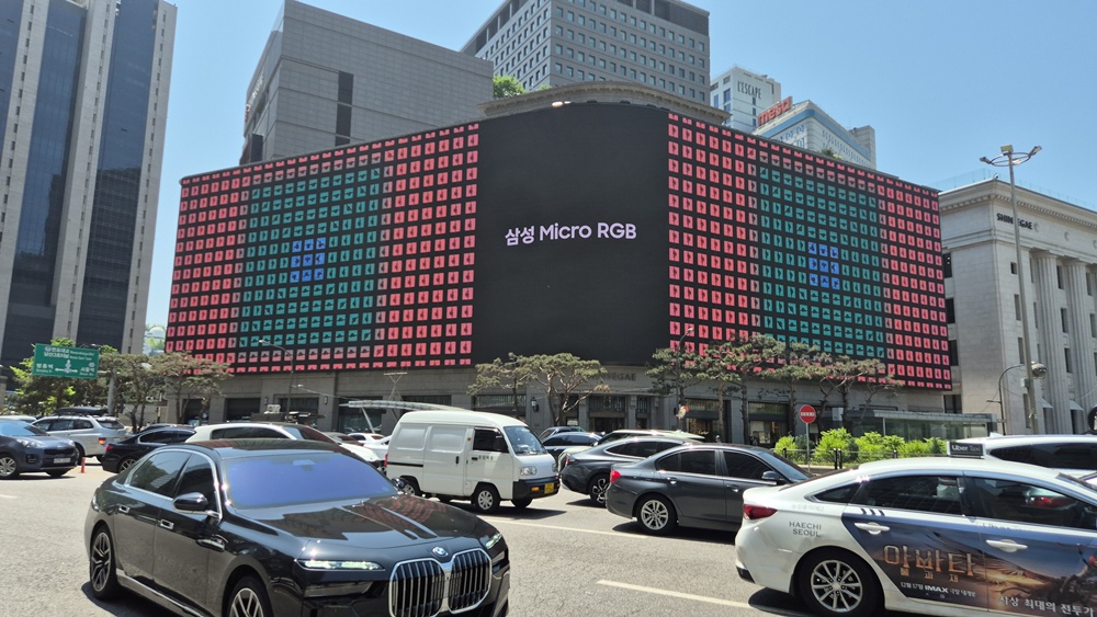 삼성전자가 명동 신세계스퀘어에서 진행중인 '마이크로 RGB' TV 옥외광고.
