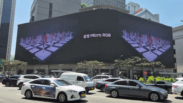 삼성전자가 명동 신세계스퀘어에서 진행중인 '마이크로 RGB' TV 옥외광고.