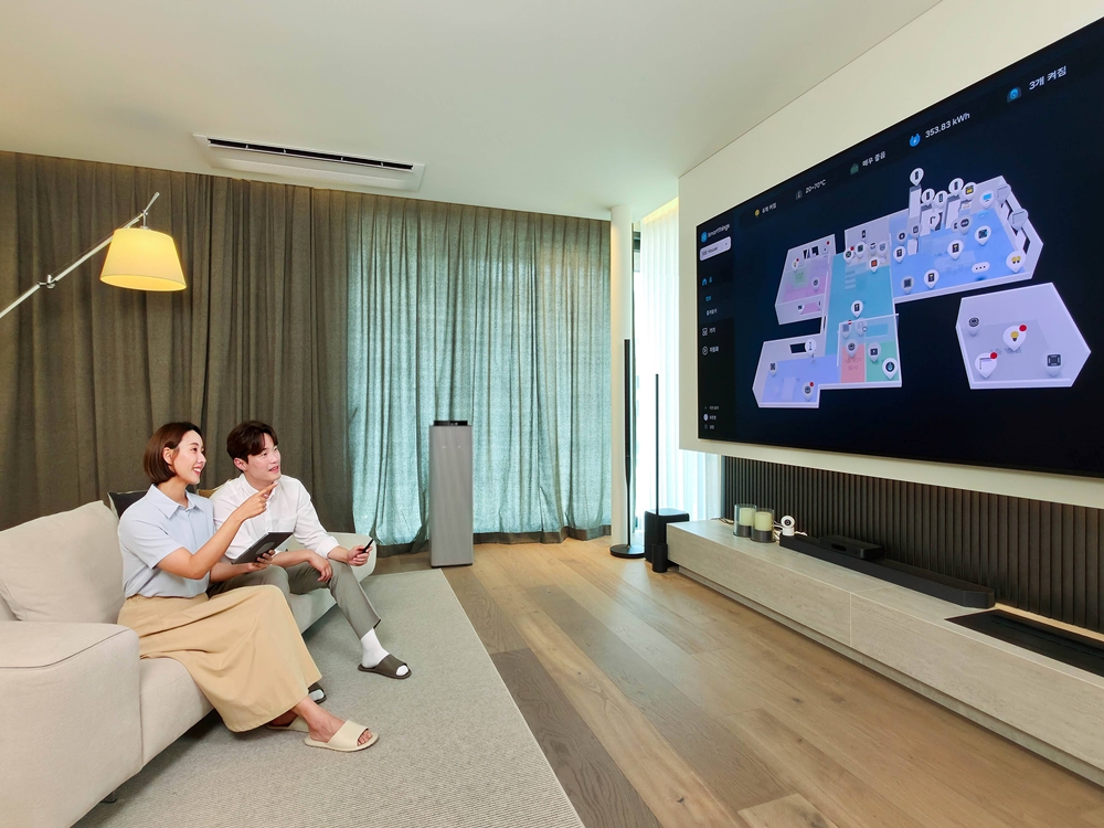 삼성전자가 공간제작소와 협업한 '삼성 AI 모듈러 홈' 솔루션 쇼룸에서 스마트싱스를 체험하는 모습.