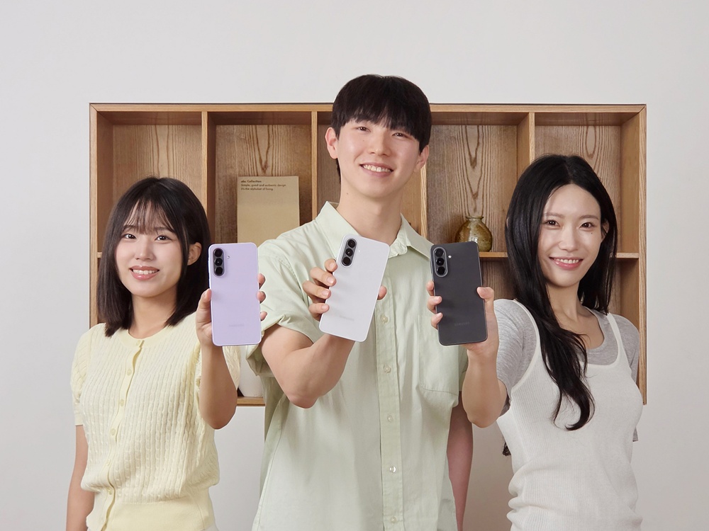 삼성전자 모델들이 새롭게 출시한 '갤럭시 A37 5G'를 소개하는 모습.