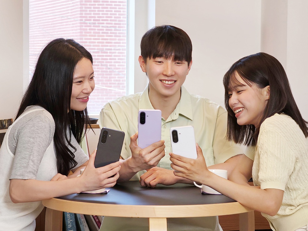 삼성전자 모델들이 새롭게 출시한 '갤럭시 A37 5G'를 소개하는 모습.