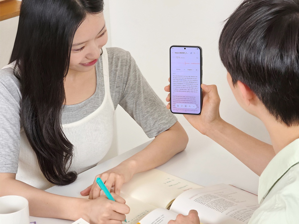 삼성전자 모델들이 '갤럭시 A37 5G' 내 '텍스트 변환' 기능을 사용하는 모습.