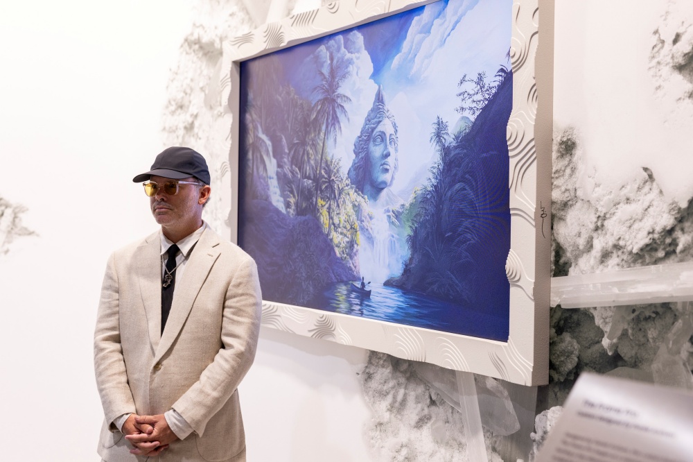 삼성의 2026년 아트 TV 앰배서더인 아티스트 다니엘 아샴이 직접 디자인한 커스텀 베젤이 장착된 더 프레임 프로 앞에 서 있다.